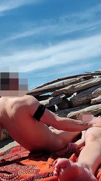 253 - feuchte muschi am strand fingern und wird vom beobachter erwischt und unterbrochen - Misscreamy