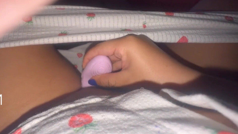 sofiasexxx: Pepek merah jambu dan basah saya memerlukan urutan untuk menanggalkan...