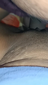 Desi ragazza calda salvata sopra alla figa strofinandosi il sesso con il pene e la sborrata