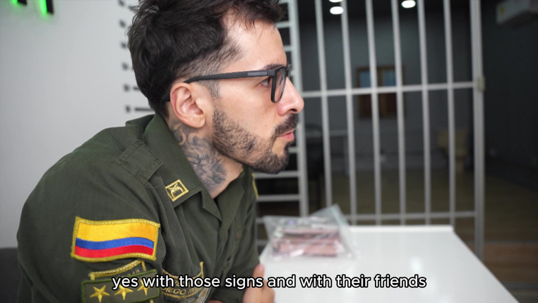 MIKEZANDER01: Юная девушка с маленькими сиськами делает анал в тюрьме с полицейским для получения свободы