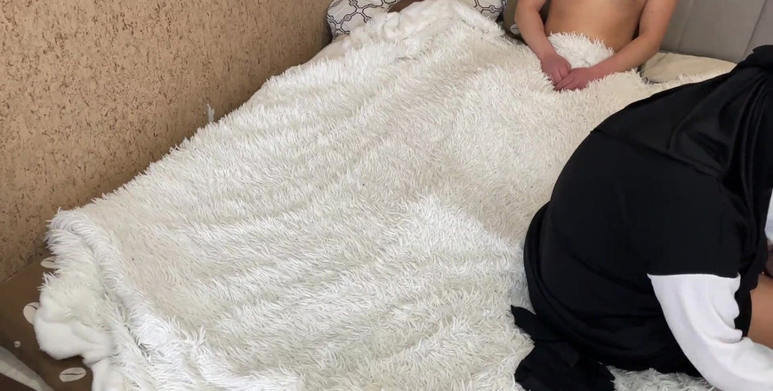 Lux Eva: アラブ熟女のタイツに射精