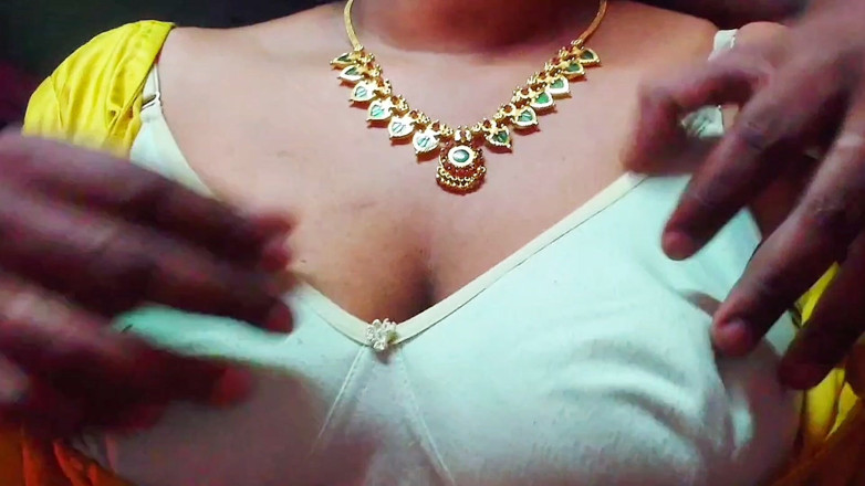 Desi Mohini: Indian Aunty Enjoying with Neighbour