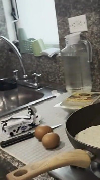 Sexe lesbien avec la demi-sœur de mon mari dans la cuisine pendant qu’elle prépare son petit-déjeuner et que mon mari est dans la chambre