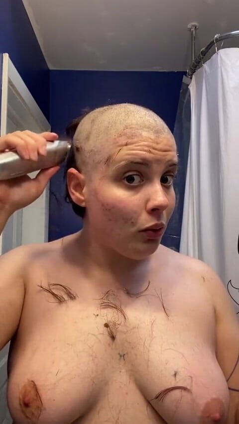 Adama Daat: 毛のない売春婦:フェチの自己屈辱headshaveで完全に禿げて眉毛を剃る