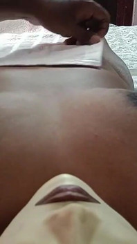 Esposa teniendo masaje desnudo en casa -3