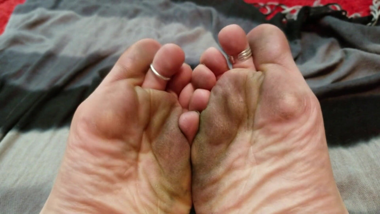 Gidget X: Barefoot &amp; dirty