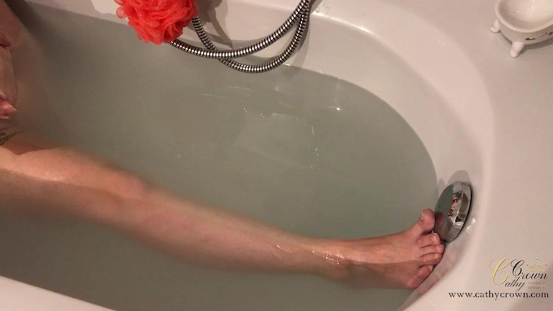 Cathy Crown Production: Fétichisme Des Pieds Dans La Baignoire
