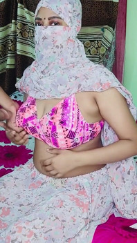 Chica musulmana india en Burkha disfruta romántica noche de lluvia