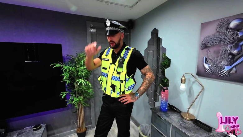 Lily kink: Uji bakat penggambaran lucah: ditangkap oleh polis dan dikongkek