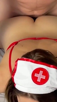 L’infirmière Samantha Flair a besoin d’un échantillon de sperme mais reçoit un creampie