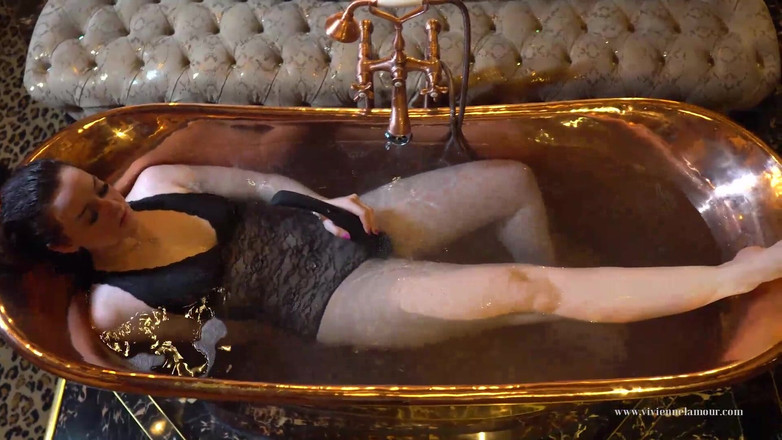 Vivienne l'Amour: Vivienne L'amour - masturbace měděného vibrátoru v koupelně