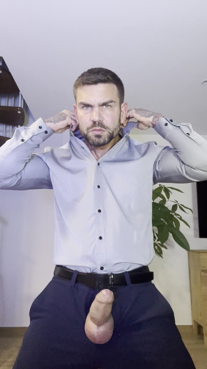Juan Lucho Gay: Tânăr în cămașă se masturbează