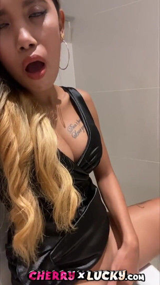 Cherry X lucky: Masturbação no banheiro