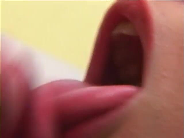 Cumming Soon: Сліпуча брюнетка в окулярах отримує своє миле обличчя вкрите спермою після мінету