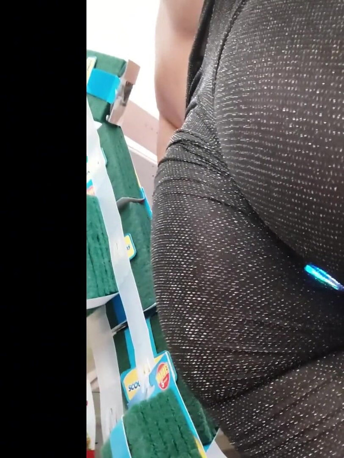 KNKY Bee: Running Errands: bee pergi berbelanja dengan led plug
