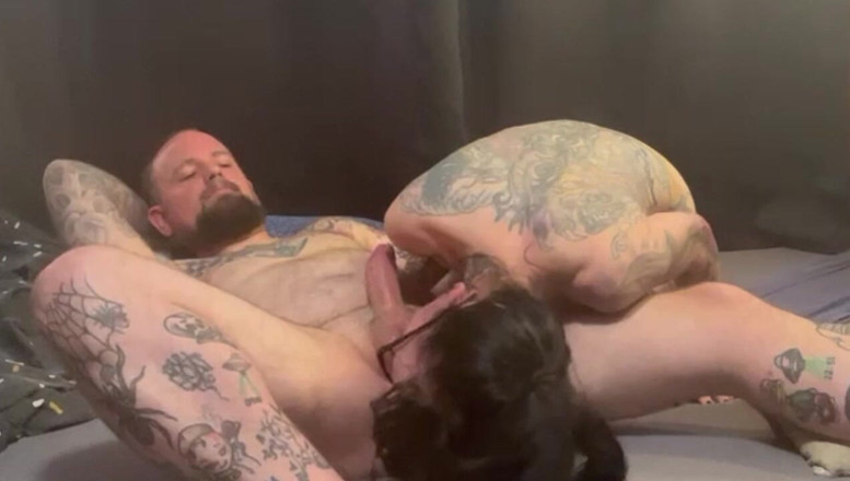 aewin11: डैडी जोर से चोदने से पहले aewin की छोटी गांड फैलाते हैं