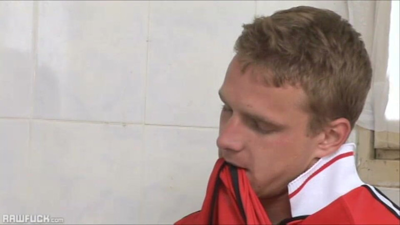 Raw Fuck: Zpocené fotbalové šukačky se sprchují ve sprše