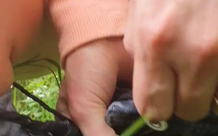 Serenexx: Quick Pee in the Woods
