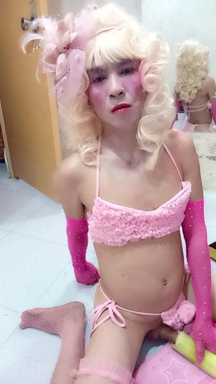 nguyen dang thien tri: Oanh le transgénero vistiendo ropa sexy porno jugando con latas...