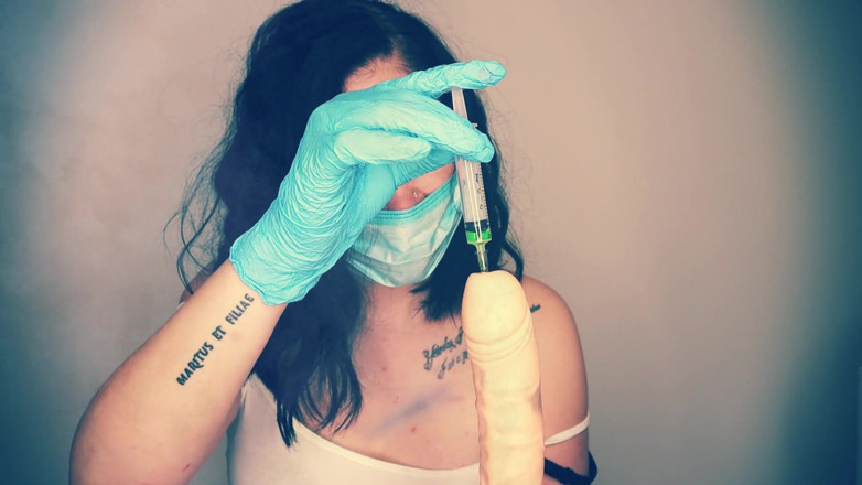 Goddess Misha Goldy: Psycho injecteren in je geïntxisteerde lul, anus en mondzuur en...