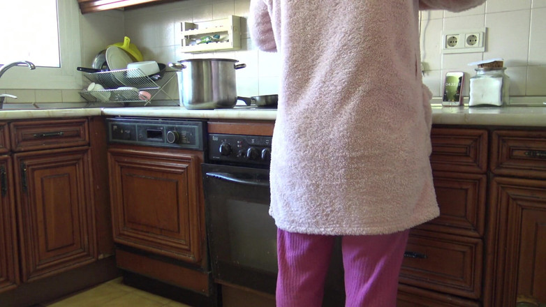 Stepmom Susan: CFNM - オナニー後に精液を飲み込むエッチな熟女