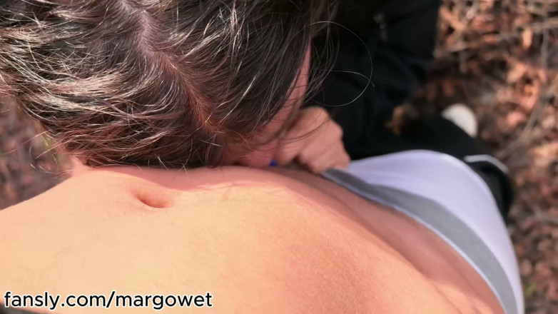 Margo Wet: Pompino all'aperto amatoriale nella foresta - ingoia il mio sperma in...