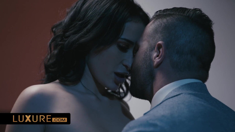 Luxure: La sorpresa sexy de Lola Bellucci