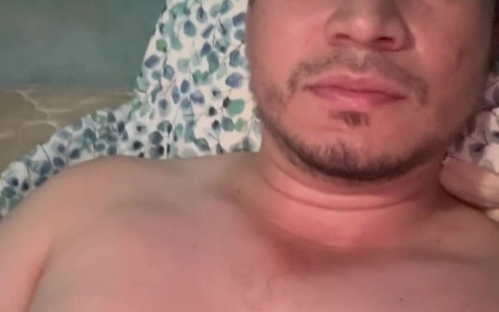 Brian25503: Masturbuje Sám v mém pokoji