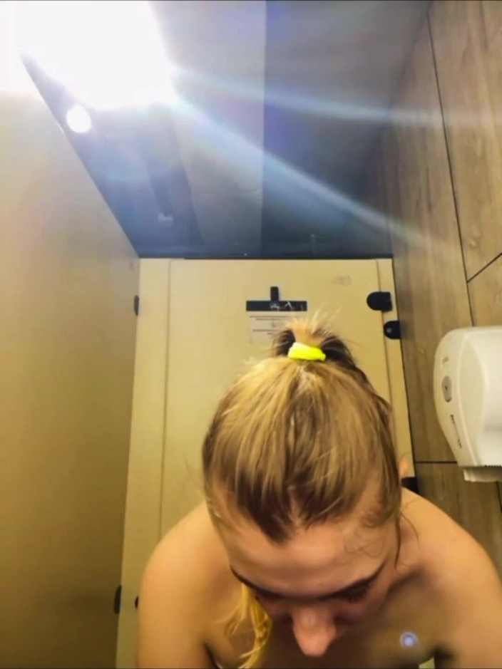 JuiceLussie: I migliori momenti caldi. Scopata in pubblico, gag, doppia penetrazione...