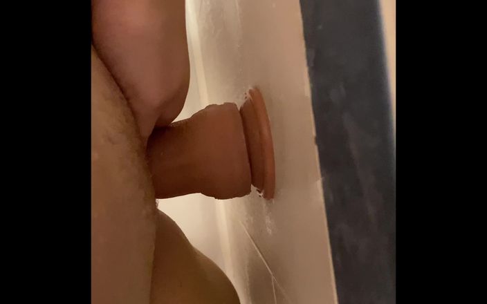 Nelyan Rose: Je chevauche mon gode dans la baignoire comme une fille...