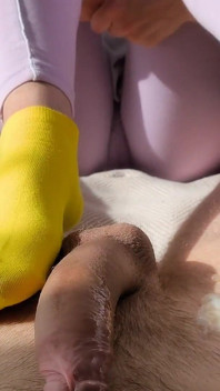 Kerawang musim panas dan cerah dengan kaus kaki yang tidak cocok