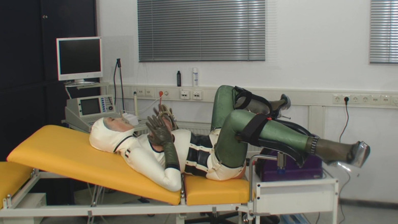 Rubber & Clinic Studio - 1ATOYS: Perverzní stroj šuká v gumě na gynekologii