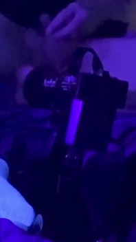 S1uttranspup are parte de un vibrator de 22 de cm într-o cameră blacklit