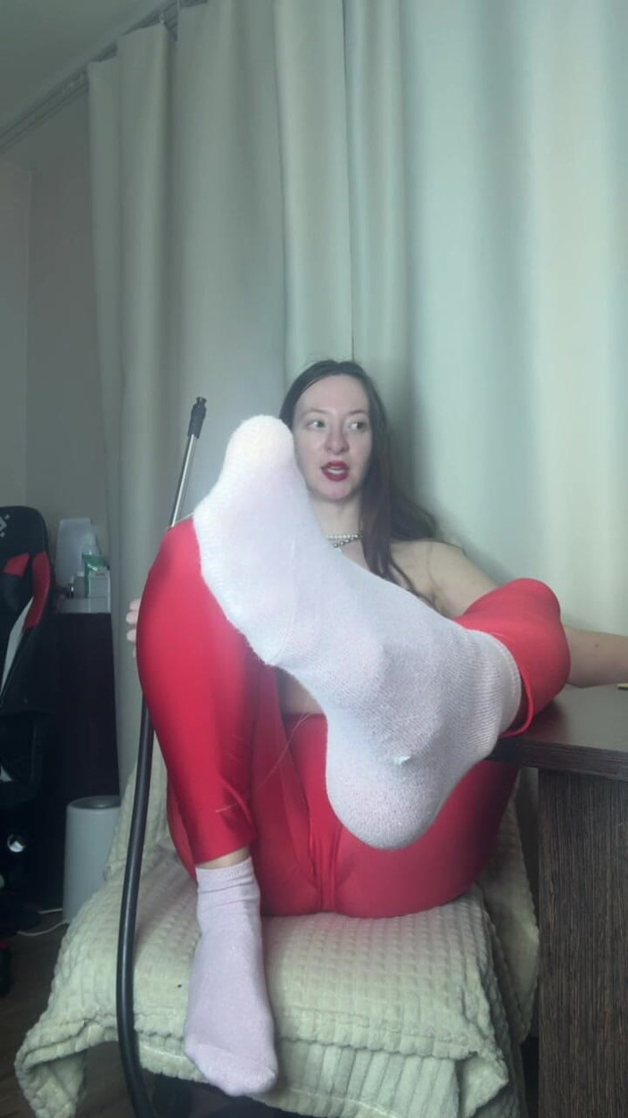 Skinny_lady69: Adulmecând șosete în timp ce se masturbează