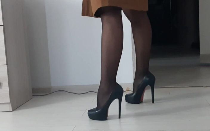 Hot Wife Nikole: En smal brunett i sömlösa tights i höga klackar förför.