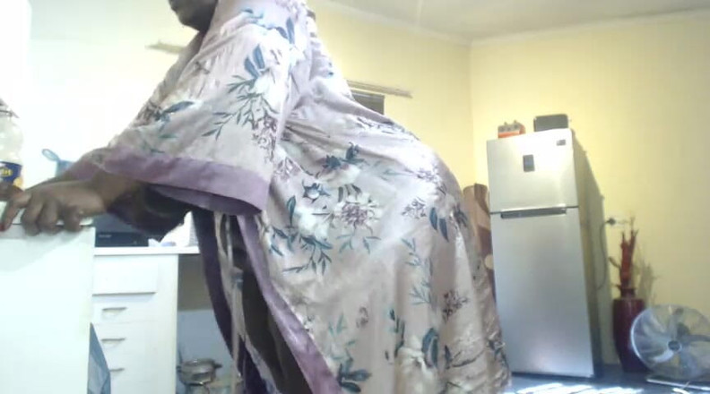Legendary Booty Overdose: BBW Fails to Do Chores with Vibrator in Pussy