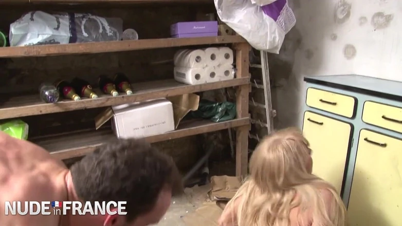 La France a Poil: Slampig blondin suger kuk i en park