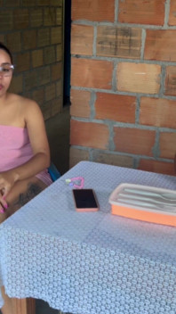 Saya membuat thong merah ke tepi dan membiarkannya menjerit
