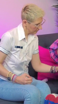 Dívka dojí svůj femboy