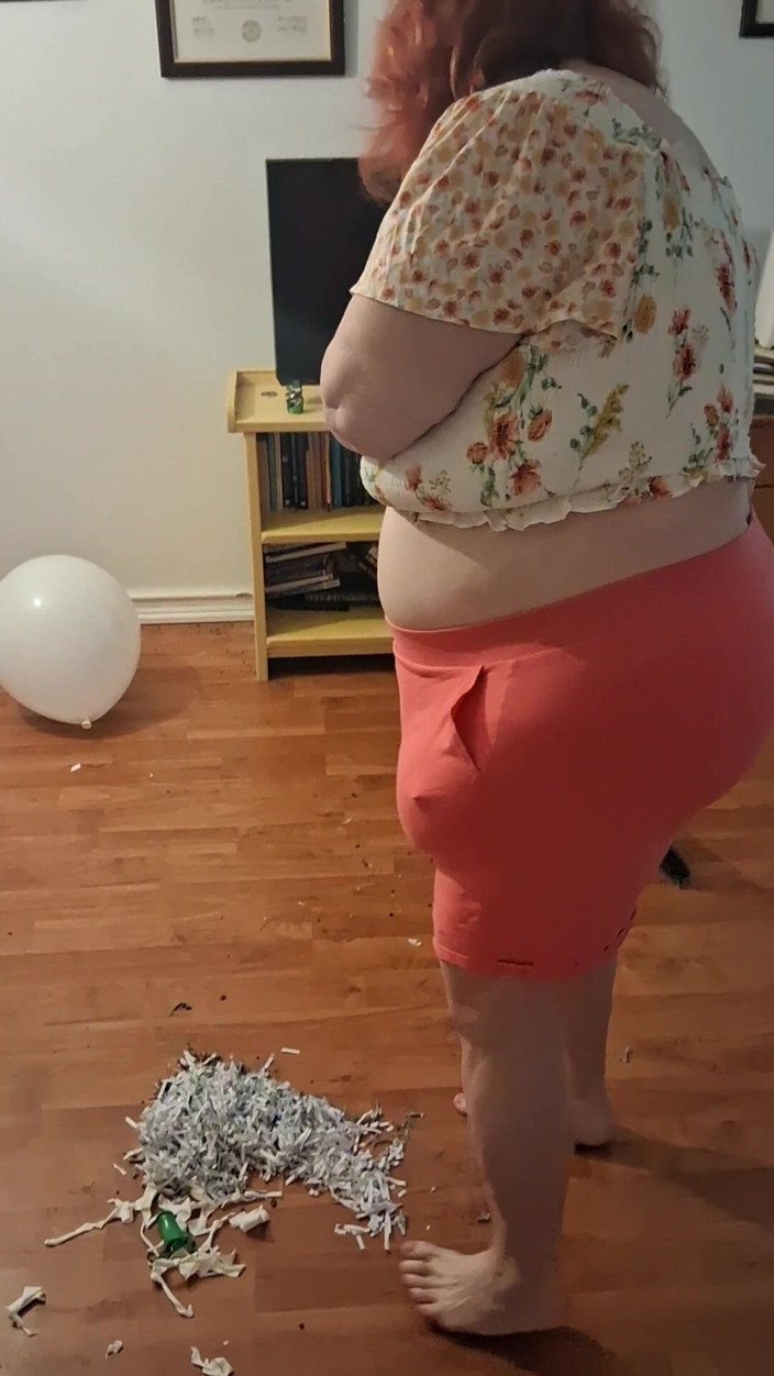 BBW nurse Vicki adventures with friends: Vick พยาบาลสาวงามท้องใหญ่ทําความสะอาดพื้นเลอะเทอะ