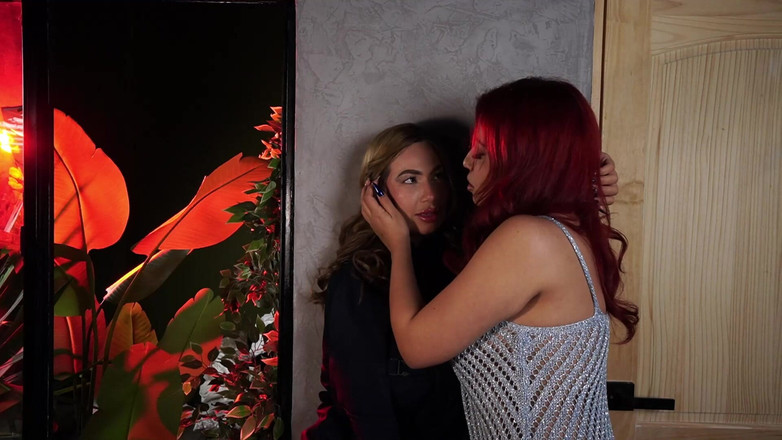 celestealba: Dietro Le Quinte! Un Poliziotto Enorme Viene Ad Arrestarmi Ma...