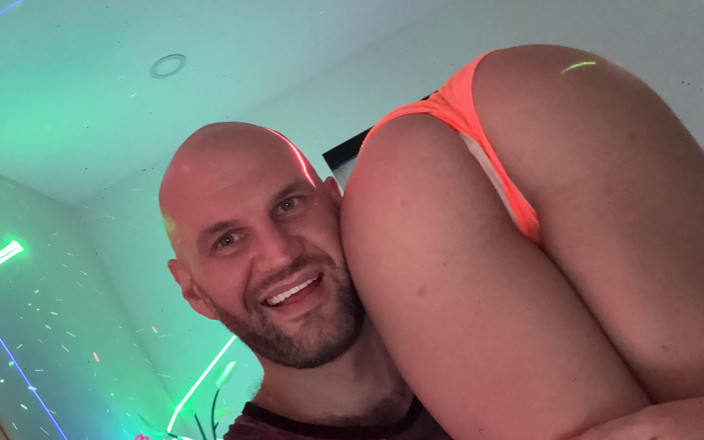 Rave Bunnys: Utangaç minyon fitbadonk dj'in odasında amını siktiriyor!