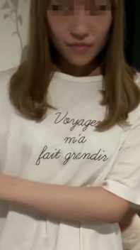 La giovane artista sposata incontra un ragazzo duro che lo intimidisce - troppo nervosa per opporre, lo obbedisce fino alla fine
