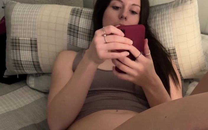 Nadia Foxx: Guardami guardare porno e sborro davvero scopando duramente