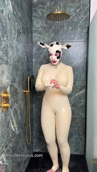 Latexkuh zieht sich unter der Dusche aus