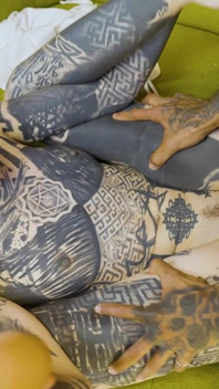 Ceci Milkymouzz faz garganta profunda e leva o pau longo de Papi para sua buceta perfurada