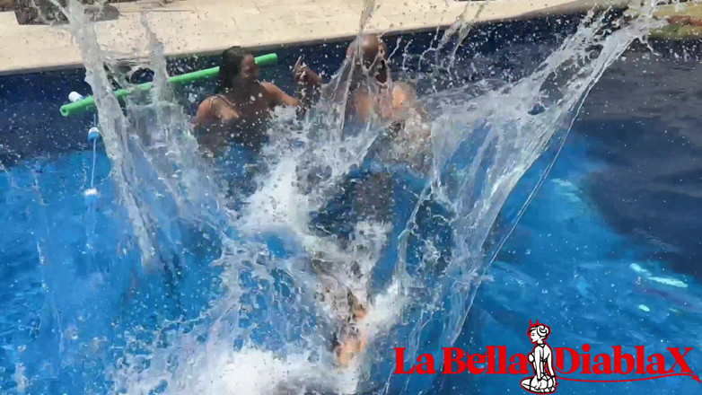 LaBellaDX: Vol. 11 เย็ดหมู่สาวร่านกลางวัน 3 คน