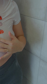 Baculatá Milfka V Oblečení Ve Sprše. Vodní Masturbace.