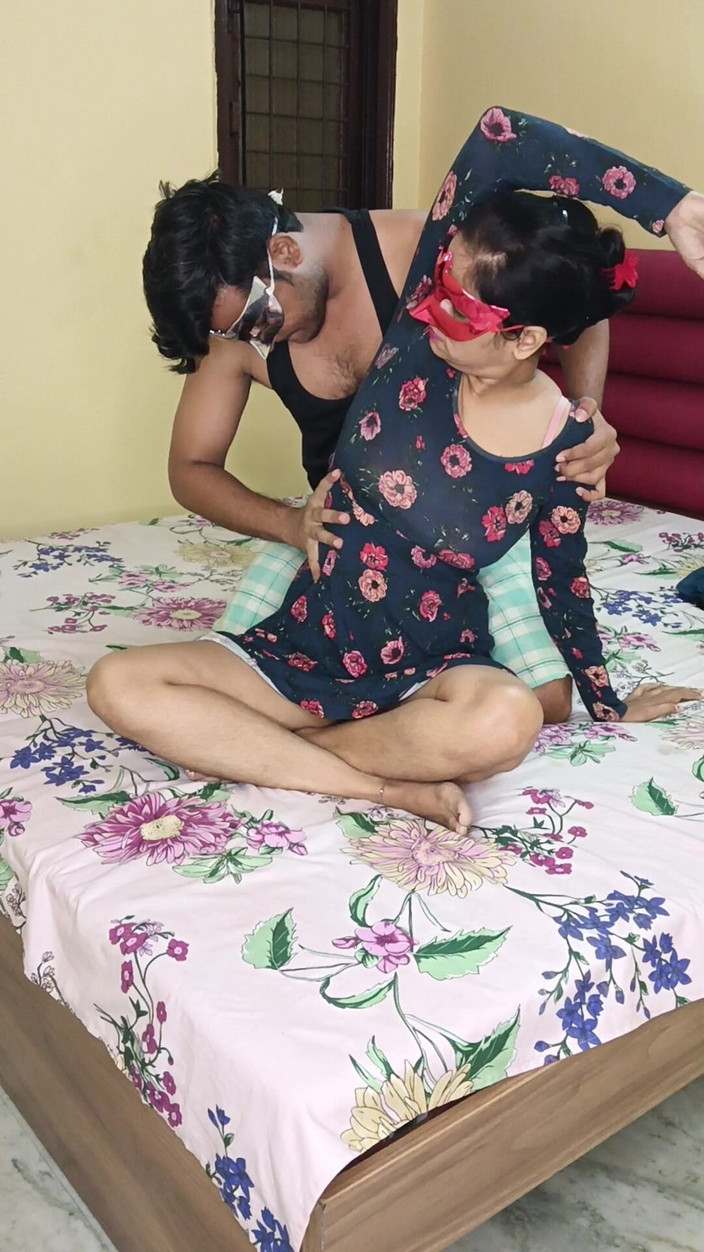 lust of milf: मांसपेशियों में तकलीफ के बहाने डॉक्टर को घर बुलाया गया और चूमा गया