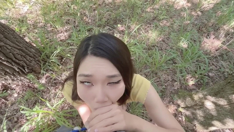 Petite Asian hefburg: Asijská nevlastní sestra mě kouří venku v lese